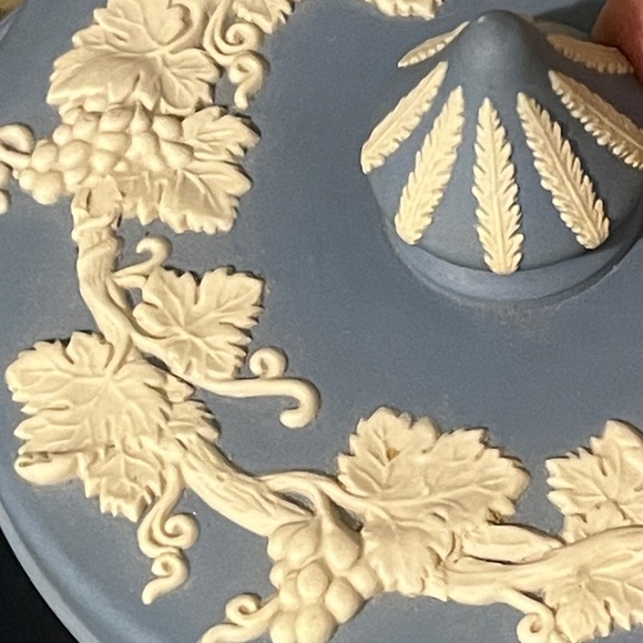 Wedgwood VTG Jasper ware Decorative Round Trinket Box Intricate Detailing - Picture 3 of 6